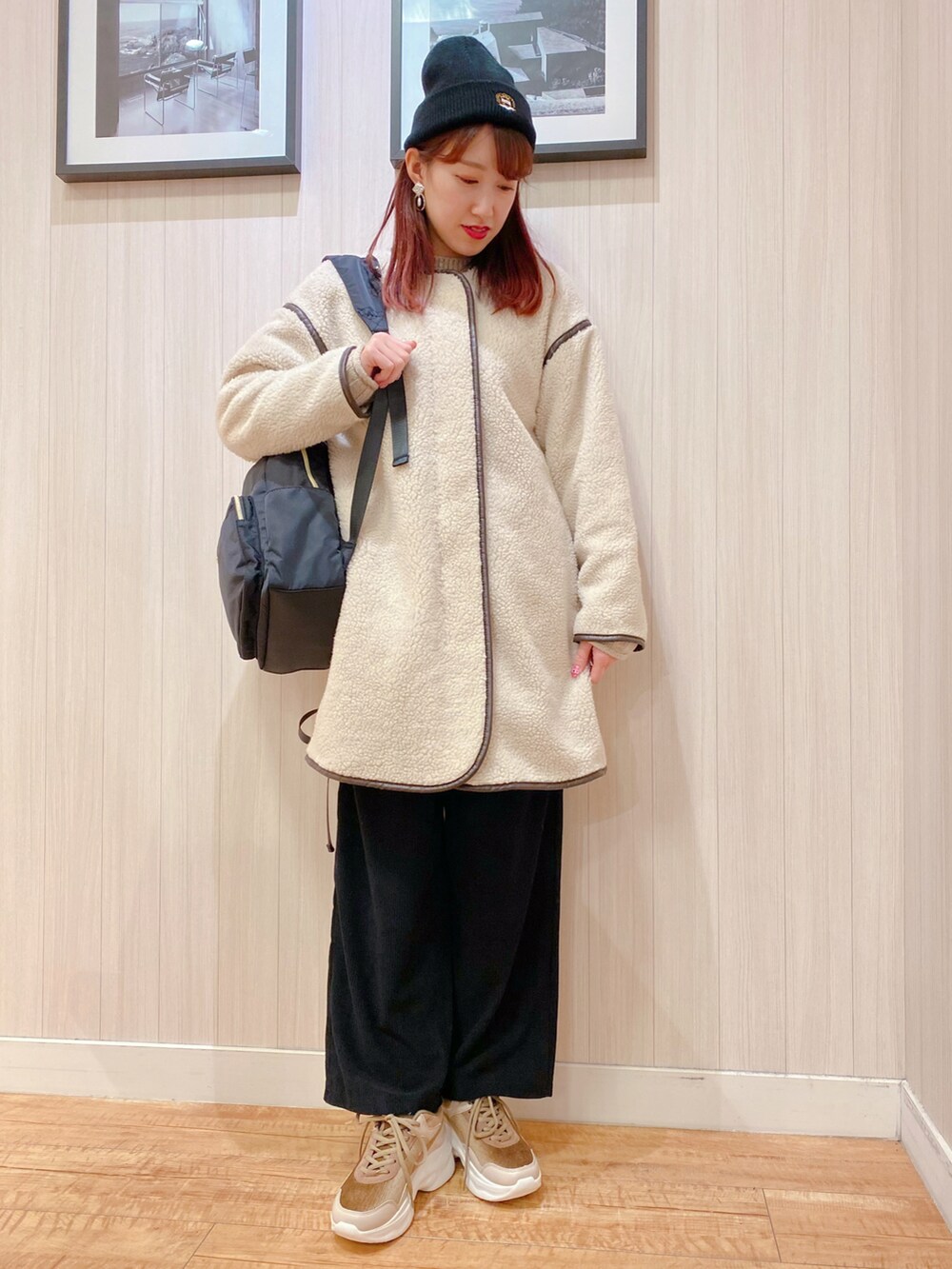 ベージュ系のニット/セーター、ベージュ系のノーカラーコート、ブラック系のその他パンツを着用したレディースの冬コーディネートの2枚目の写真