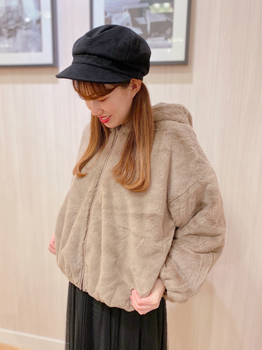 ベージュ系のニット/セーター、ベージュ系のスニーカー、ブラック系のスカートを着用したレディースの冬コーディネートの3枚目の写真