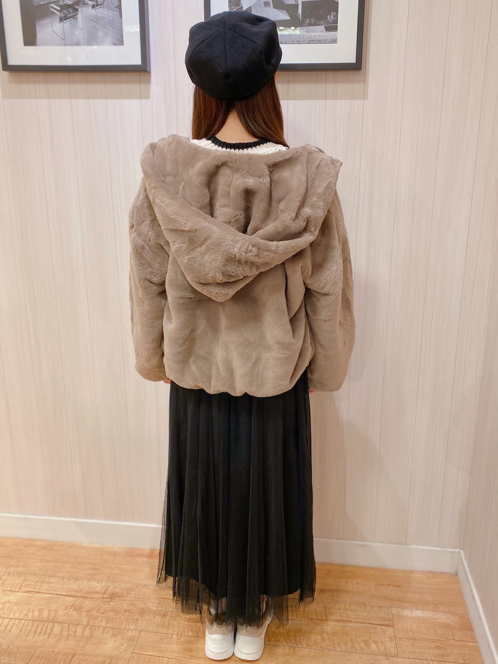 ベージュ系のニット/セーター、ベージュ系のスニーカー、ブラック系のスカートを着用したレディースの冬コーディネートの4枚目の写真