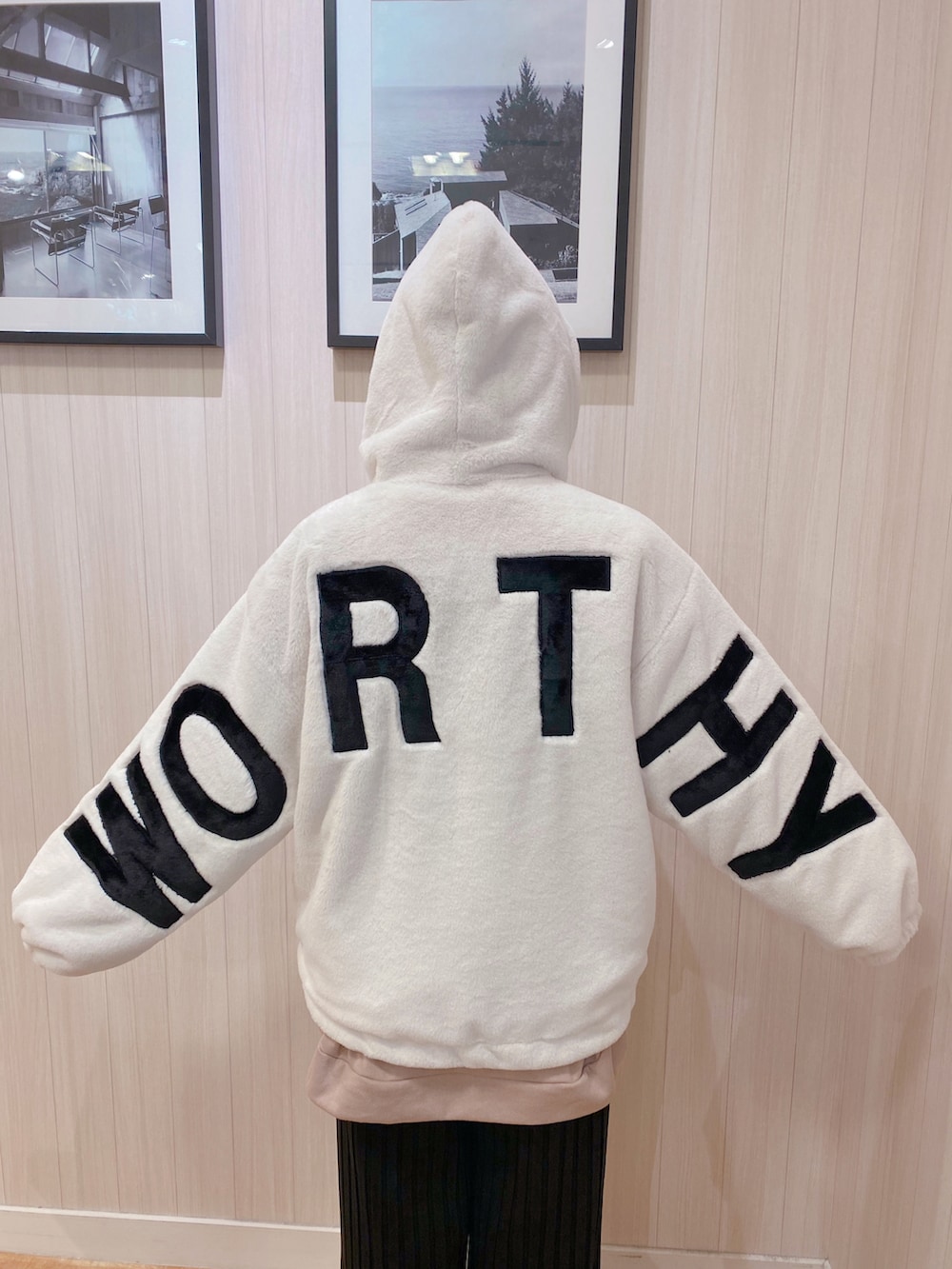 ピンク系のスウェット、ホワイト系のブルゾン、グレー系のショルダーバッグを着用したレディースの秋コーディネートの5枚目の写真