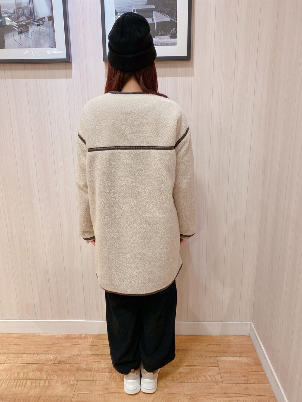 ベージュ系のニット/セーター、ベージュ系のノーカラーコート、ブラック系のその他パンツを着用したレディースの冬コーディネートの3枚目の写真