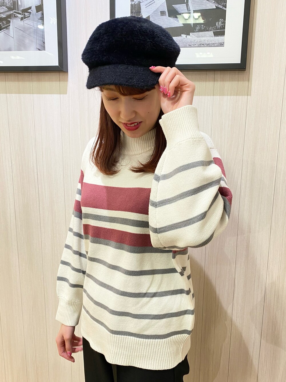 ピンク系のニット/セーター、ホワイト系のカーディガン/ボレロ、グレー系のトートバッグを着用したレディースの春コーディネートの5枚目の写真