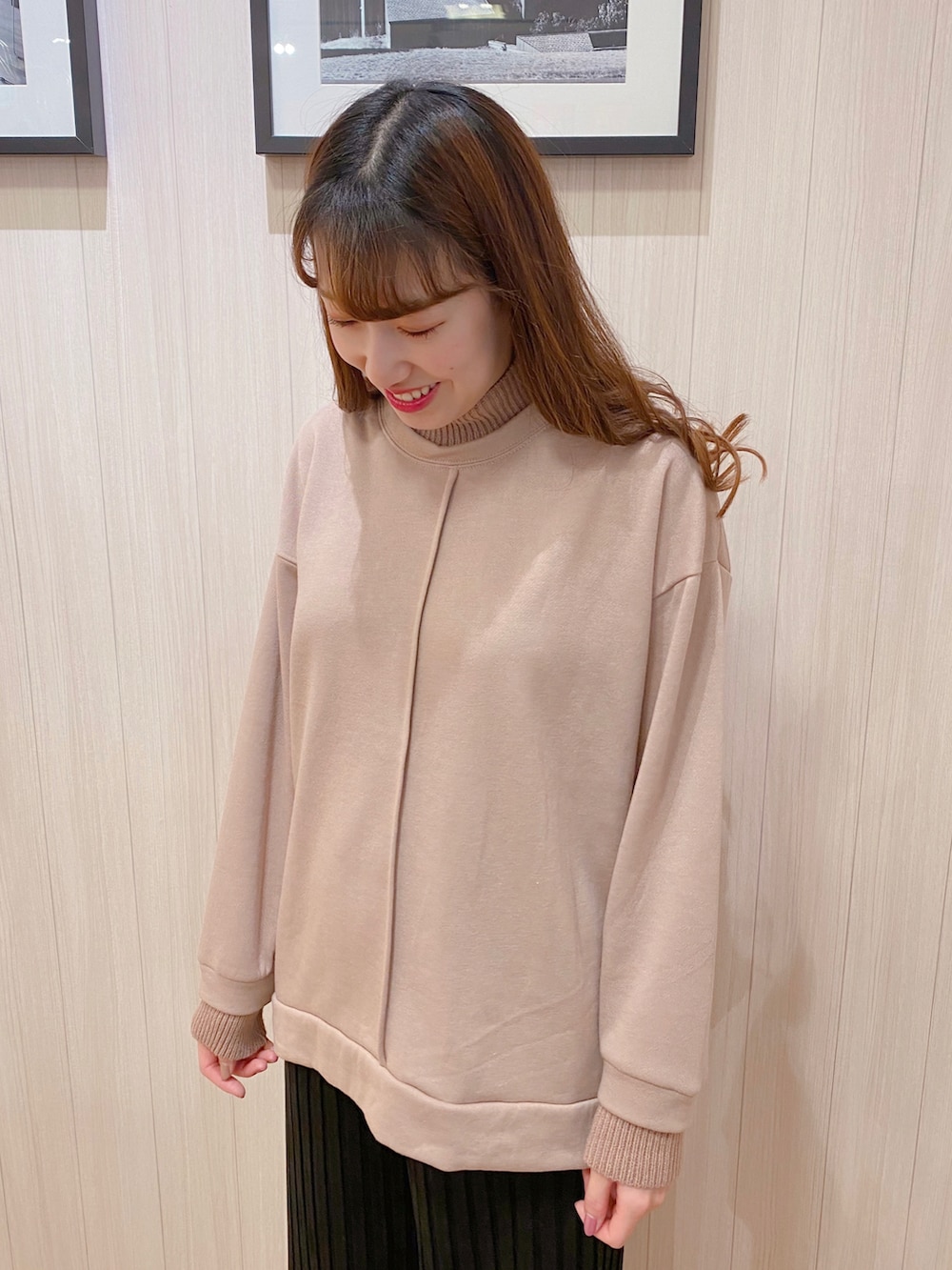 ピンク系のスウェット、ホワイト系のブルゾン、グレー系のショルダーバッグを着用したレディースの秋コーディネートの4枚目の写真