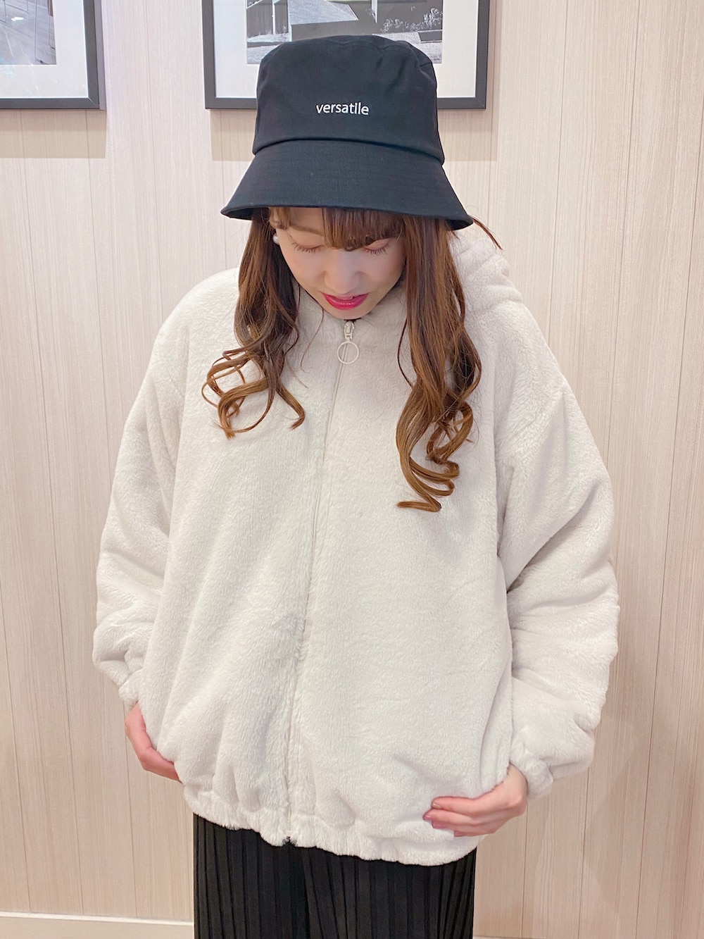 ピンク系のスウェット、ホワイト系のブルゾン、グレー系のショルダーバッグを着用したレディースの秋コーディネートの3枚目の写真