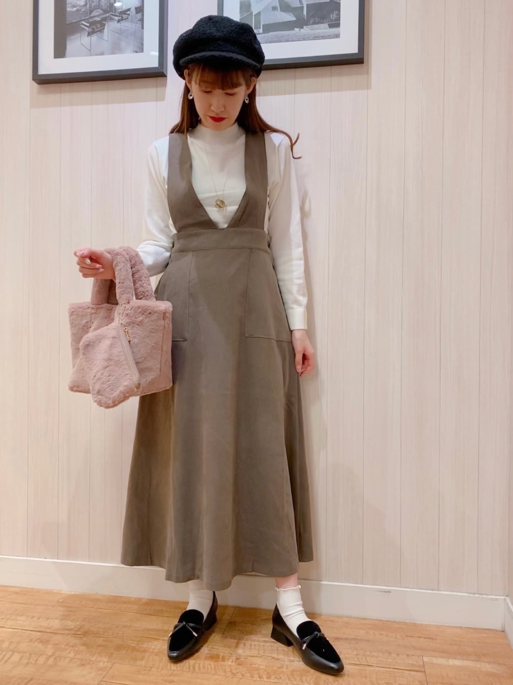 ホワイト系のカーディガン/ボレロ、ホワイト系のニット/セーター、ブラウン系のスカートを着用したレディースの秋コーディネートの3枚目の写真