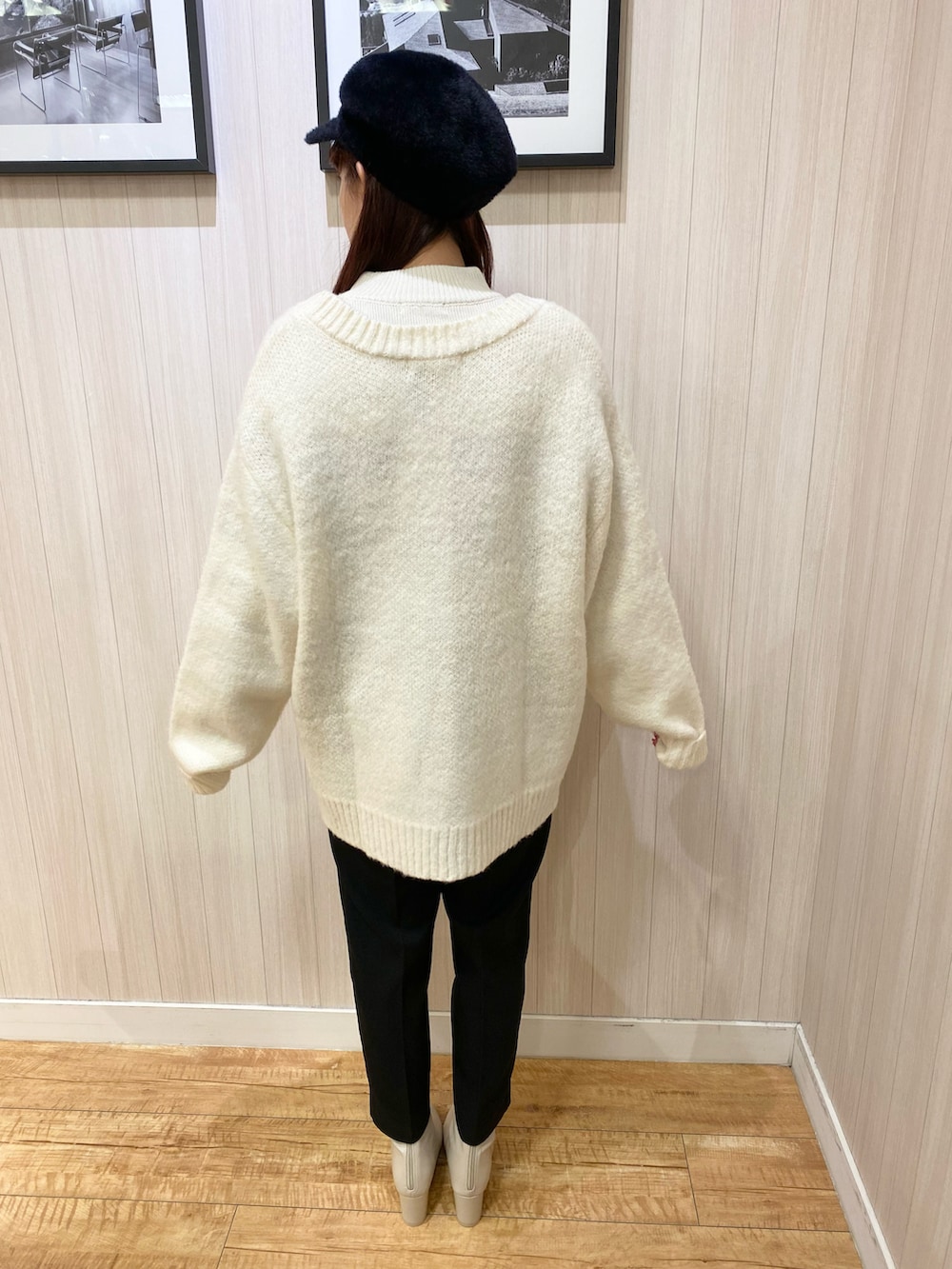 ピンク系のニット/セーター、ホワイト系のカーディガン/ボレロ、グレー系のトートバッグを着用したレディースの春コーディネートの3枚目の写真