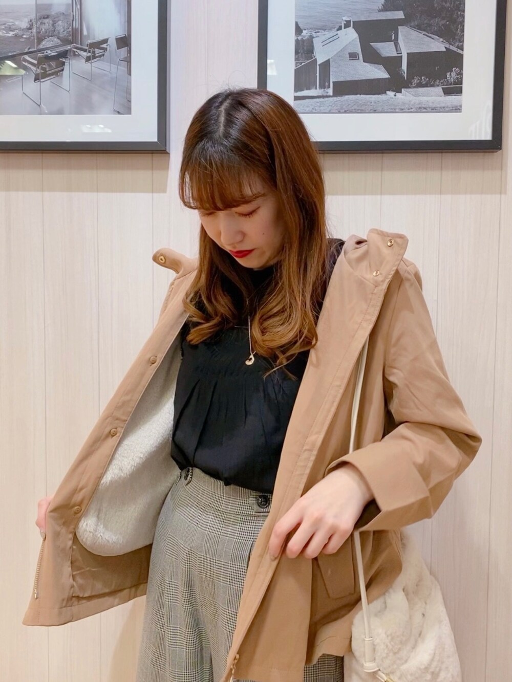 ブラック系のシャツ/ブラウス、イエロー系のブルゾン、ブラック系のその他パンツを着用したレディースの秋コーディネートの2枚目の写真