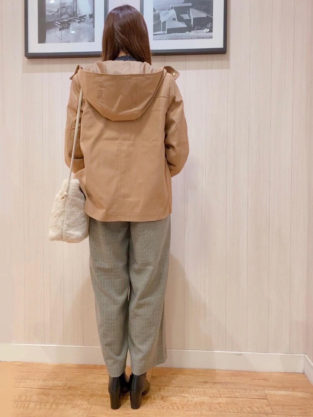 ブラック系のシャツ/ブラウス、イエロー系のブルゾン、ブラック系のその他パンツを着用したレディースの秋コーディネートの4枚目の写真