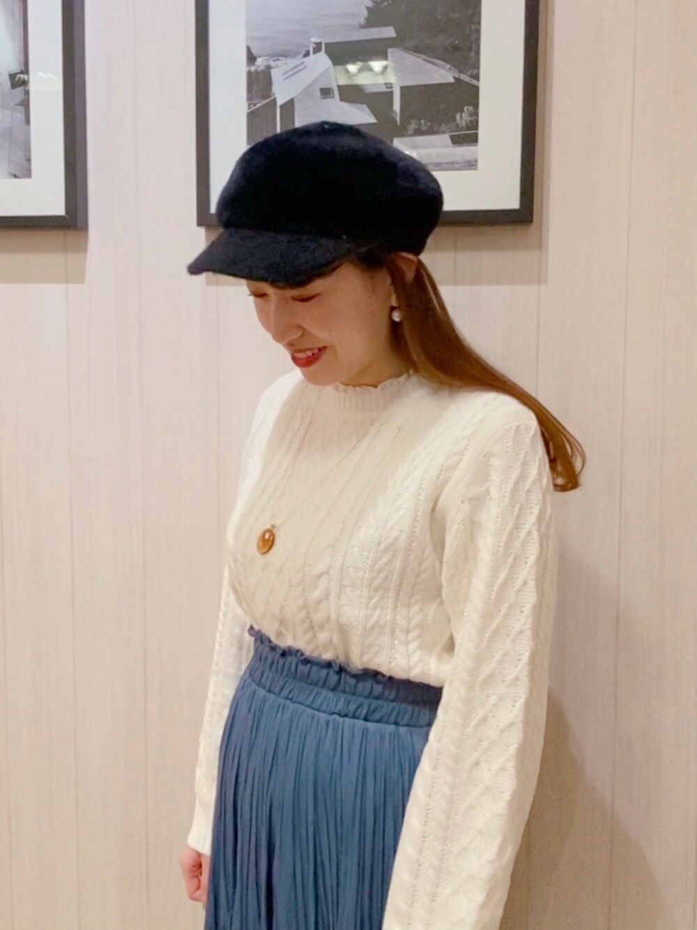 ベージュ系のステンカラーコート、ホワイト系のTシャツ/カットソー、ホワイト系のニット/セーターを着用したレディースの秋コーディネートの4枚目の写真