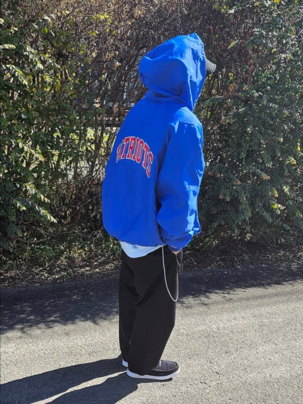 ブルー系のローファー、ブラック系のその他パンツ、ブルー系のスウェットを着用したメンズの春コーディネートの2枚目の写真