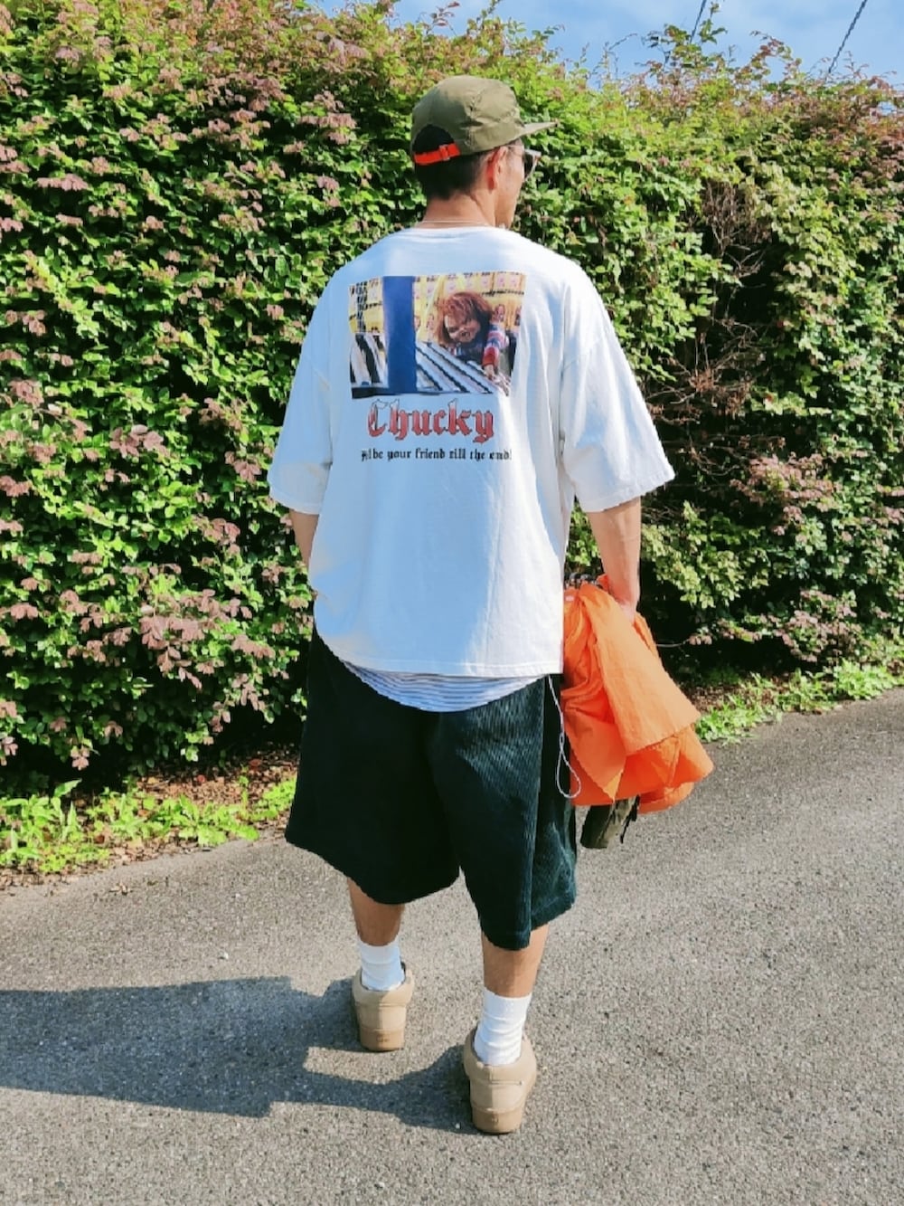 ベージュ系のモカシン/デッキシューズ、グリーン系のその他パンツ、ホワイト系のTシャツ/カットソーを着用したメンズの夏コーディネートの2枚目の写真