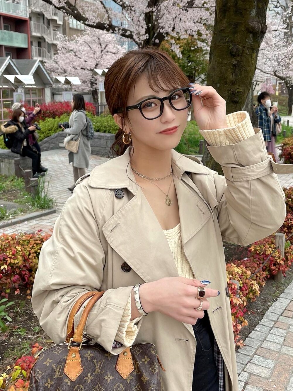 ベージュ系のカーディガン/ボレロ、ブラック系のデニムパンツ、ベージュ系のトレンチコートを着用したレディースの春コーディネートの3枚目の写真