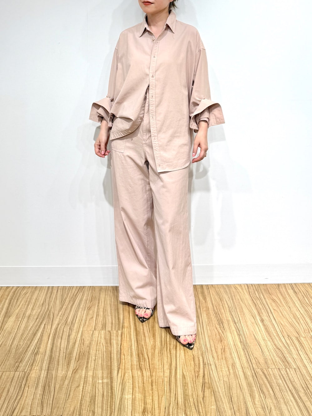 ピンク系のシャツ/ブラウス、ピンク系のその他パンツを着用したレディースの冬コーディネートの2枚目の写真