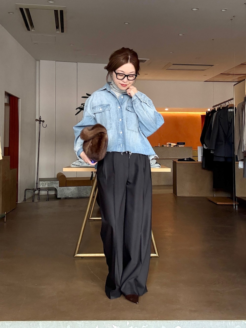 ブルー系のシャツ/ブラウス、ブルー系のスラックス、ブラウン系のパンプスを着用したレディースの冬コーディネートの4枚目の写真