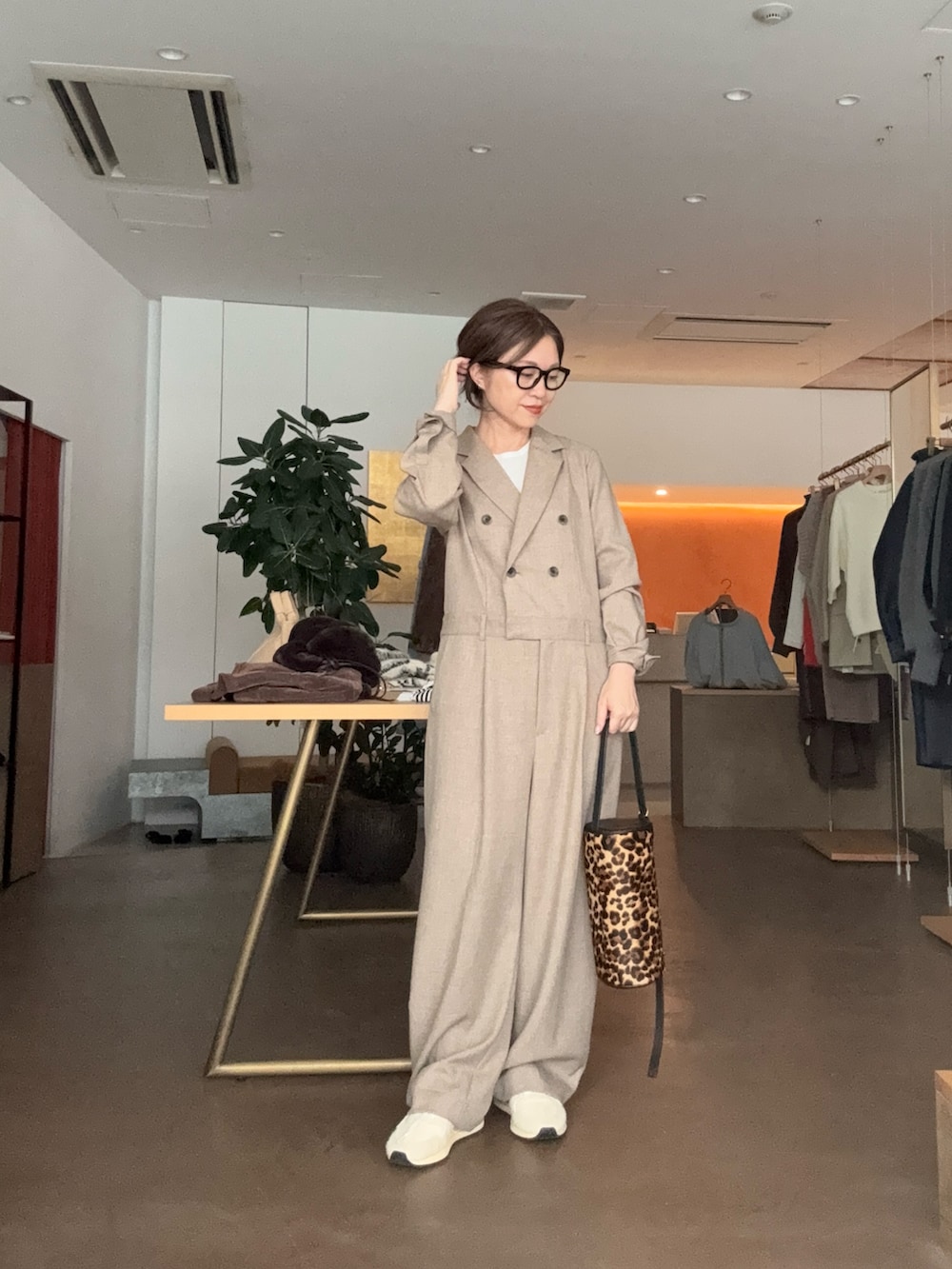 ベージュ系のつなぎ/オールインワン、イエロー系のショルダーバッグ、ホワイト系のTシャツ/カットソーを着用したレディースの秋コーディネートの2枚目の写真