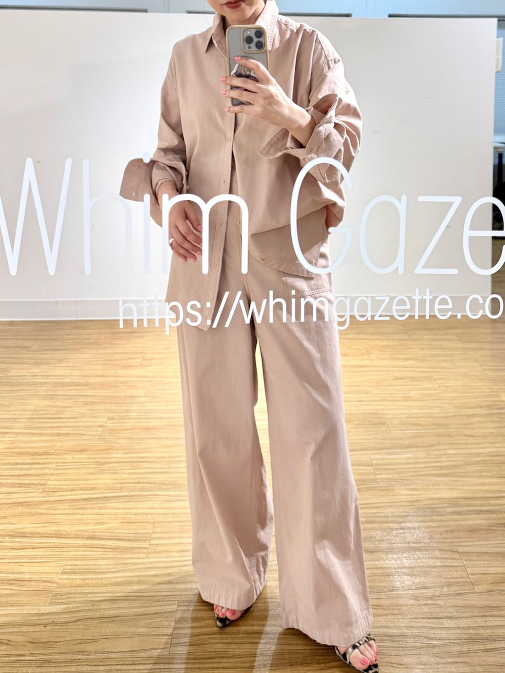 ピンク系のシャツ/ブラウス、ピンク系のその他パンツを着用したレディースの冬コーディネートの3枚目の写真