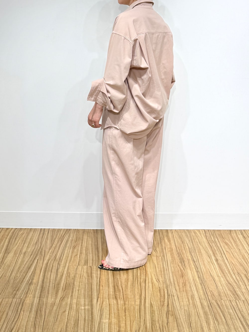 ピンク系のシャツ/ブラウス、ピンク系のその他パンツを着用したレディースの冬コーディネートの4枚目の写真