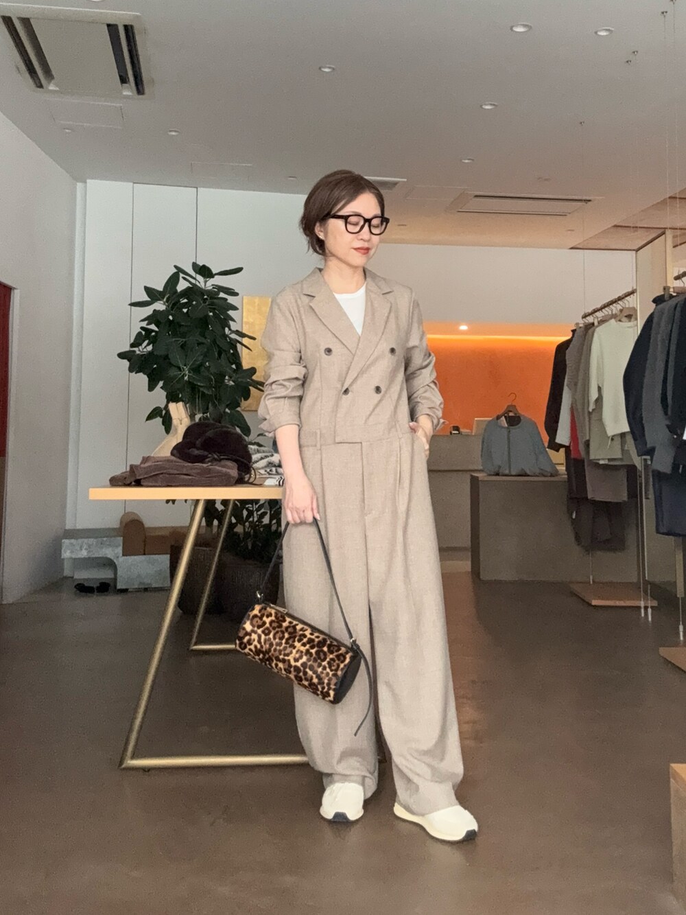 ベージュ系のつなぎ/オールインワン、イエロー系のショルダーバッグ、ホワイト系のTシャツ/カットソーを着用したレディースの秋コーディネートの3枚目の写真