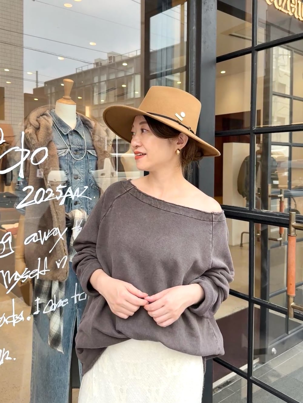 ブラウン系のスウェット、ホワイト系のスカート、ベージュ系のサンダルを着用したレディースの秋コーディネートの5枚目の写真