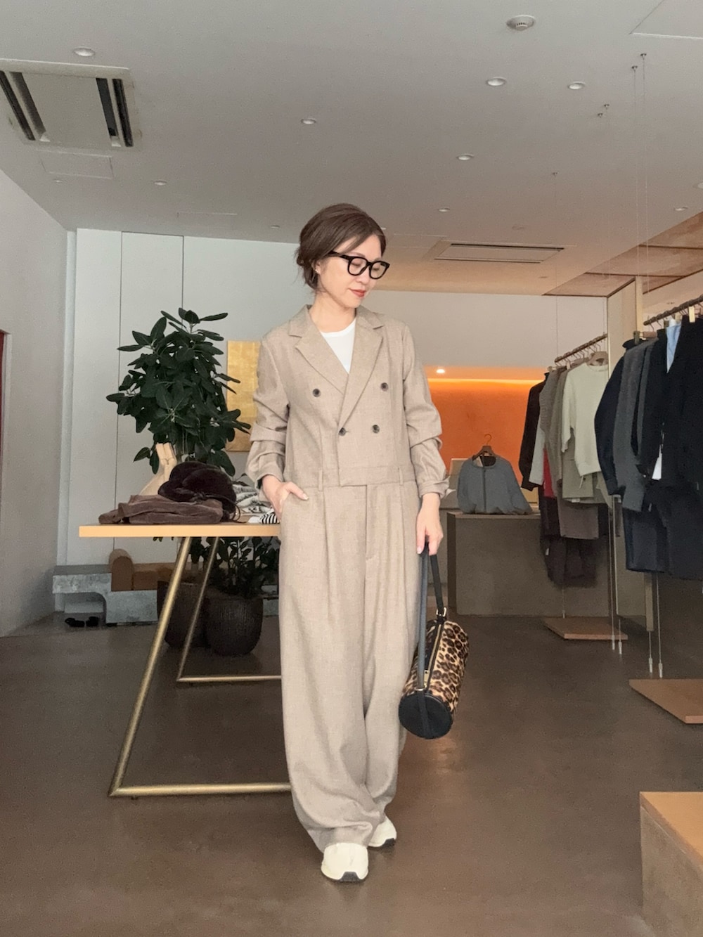 ベージュ系のつなぎ/オールインワン、イエロー系のショルダーバッグ、ホワイト系のTシャツ/カットソーを着用したレディースの秋コーディネートの4枚目の写真