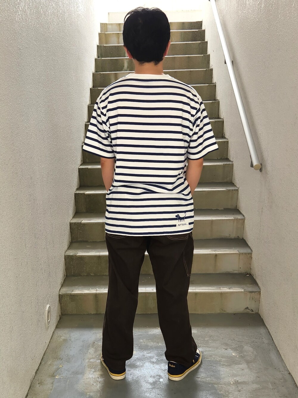 ホワイト系のTシャツ/カットソー、ブラウン系のその他パンツ、ブルー系のスニーカーを着用したメンズの夏コーディネートの2枚目の写真