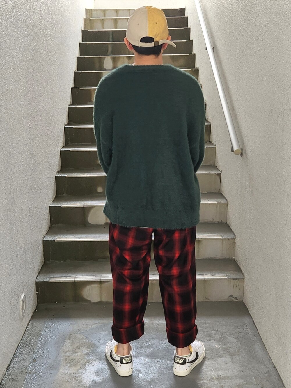 レッド系のその他パンツ、ホワイト系のスニーカー、グリーン系のカーディガン/ボレロを着用したメンズの冬コーディネートの2枚目の写真