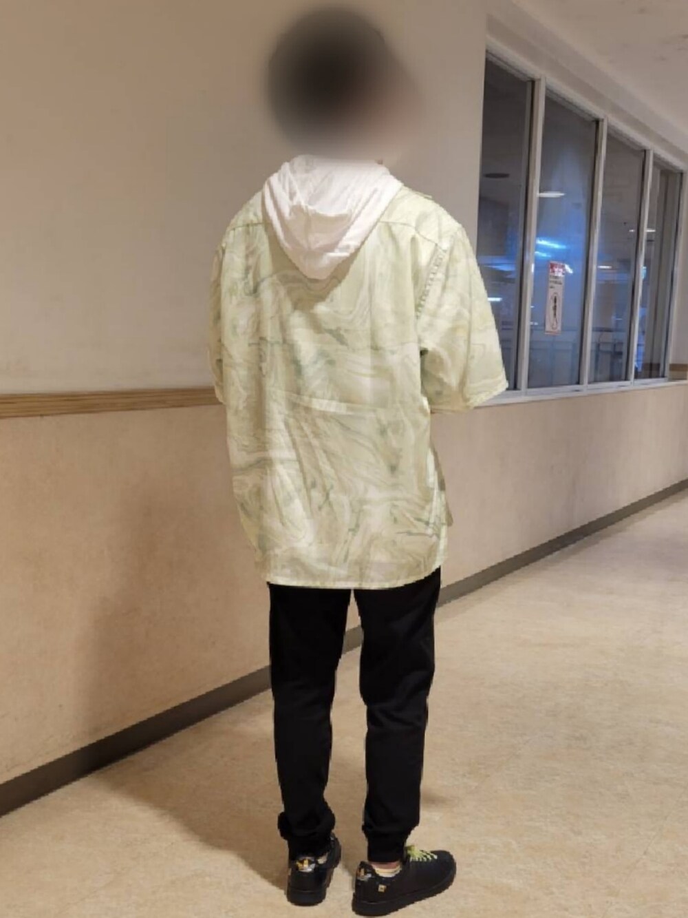 ブラック系のその他パンツ、ブラック系のスニーカー、グリーン系のシャツ/ブラウスを着用したメンズの夏コーディネートの2枚目の写真