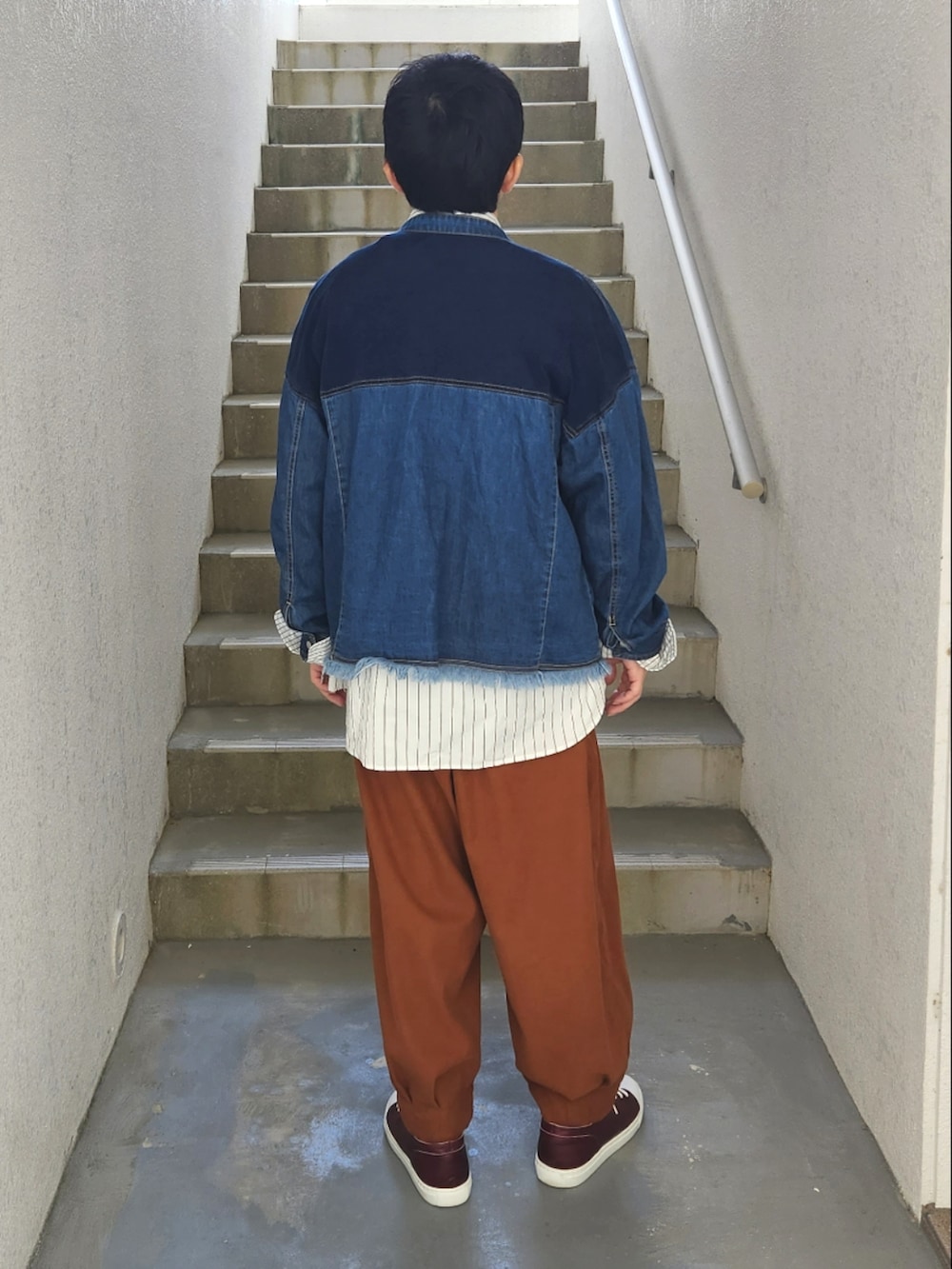 レッド系のスニーカー、ブラウン系のその他パンツ、その他のシャツ/ブラウスを着用したメンズの春コーディネートの2枚目の写真