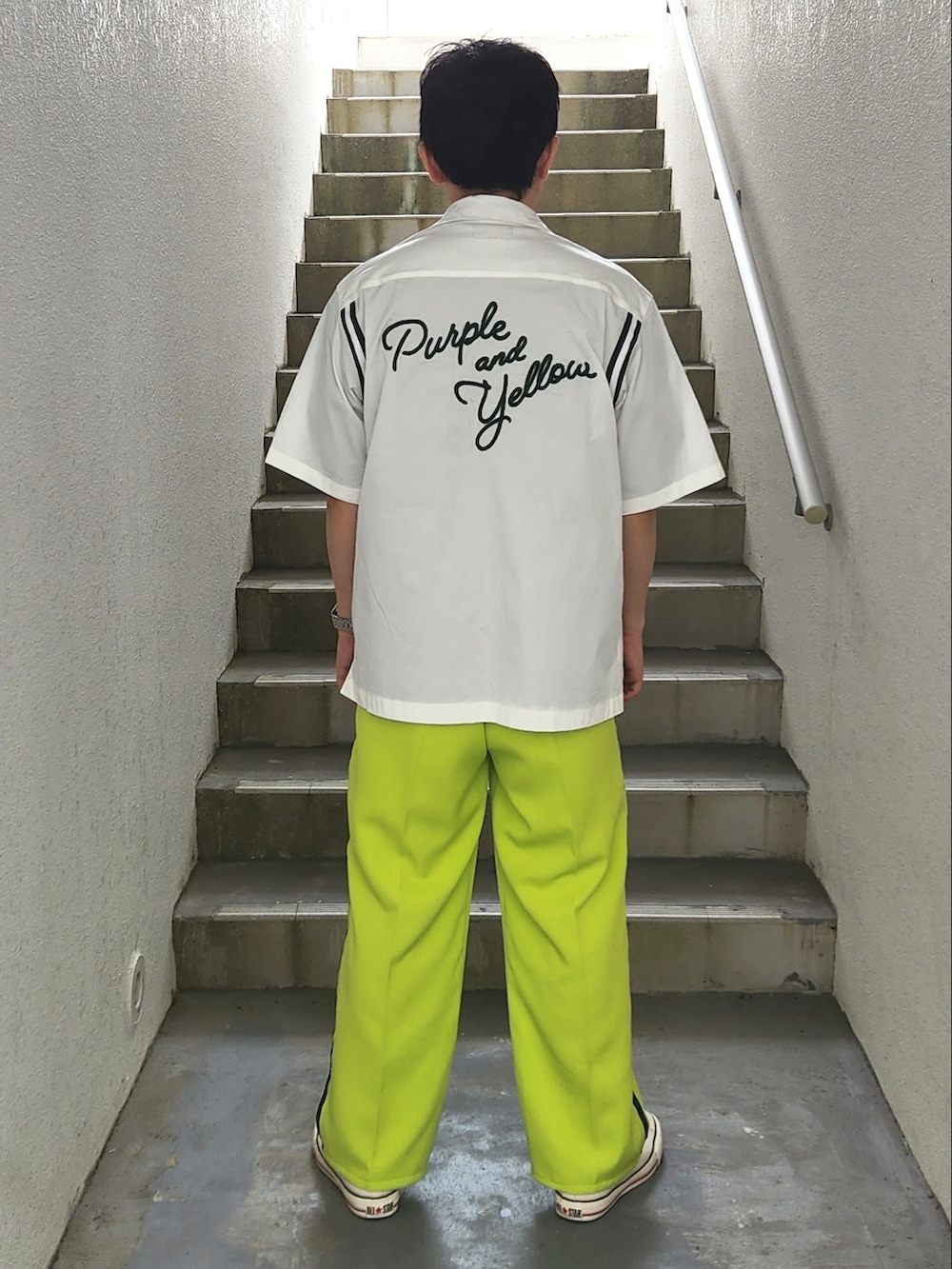 ホワイト系のスニーカー、グリーン系のその他パンツ、ホワイト系のシャツ/ブラウスを着用したメンズの夏コーディネートの2枚目の写真