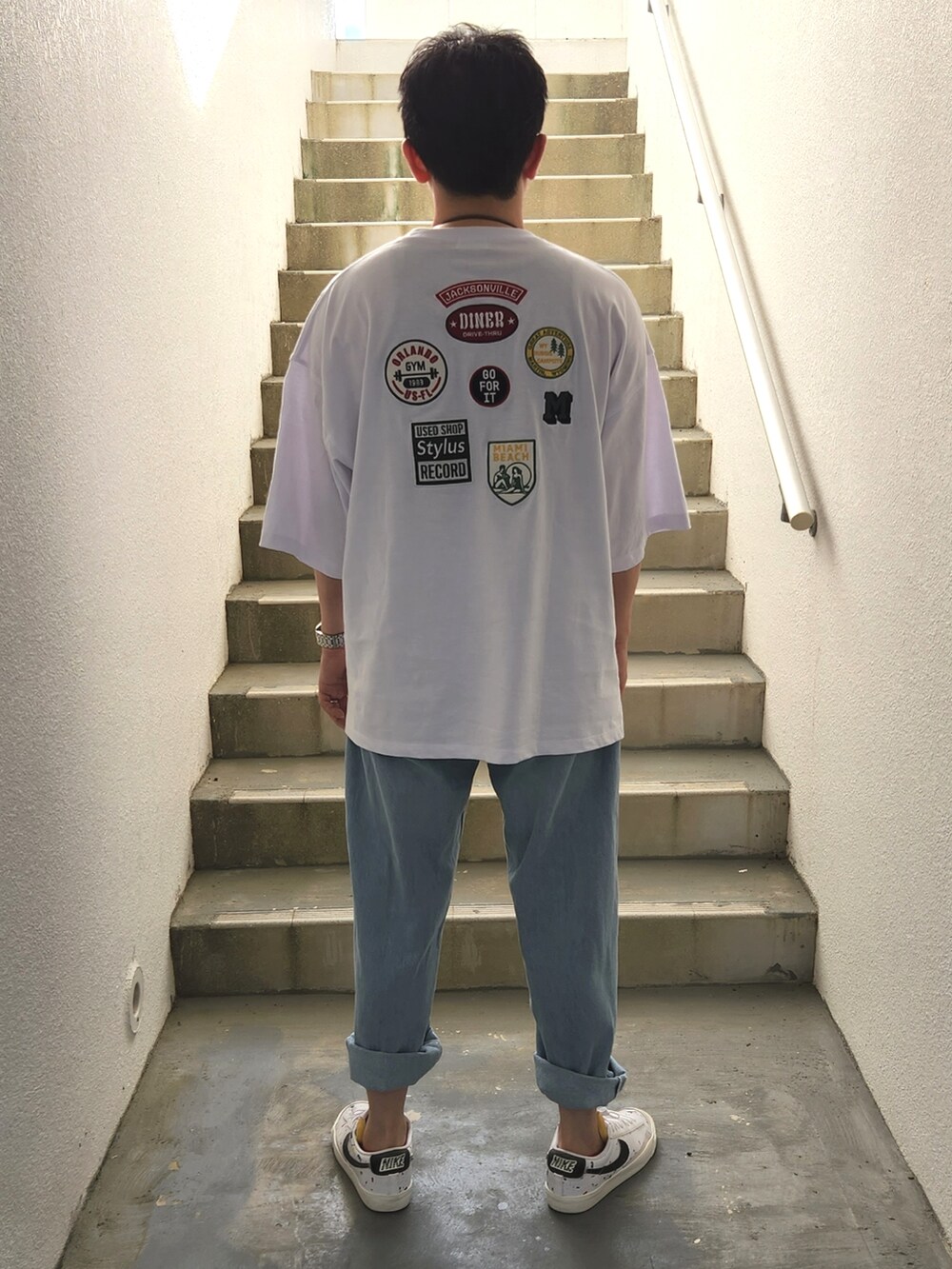 ホワイト系のスニーカー、ブルー系のデニムパンツ、ホワイト系のTシャツ/カットソーを着用したメンズの夏コーディネートの2枚目の写真