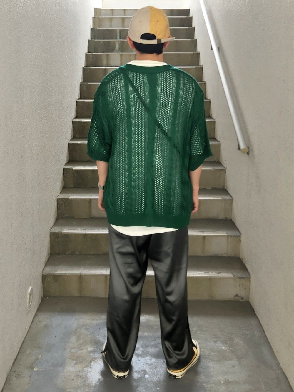 グリーン系のその他パンツ、イエロー系のスニーカー、グリーン系のカーディガン/ボレロを着用したメンズの秋コーディネートの2枚目の写真