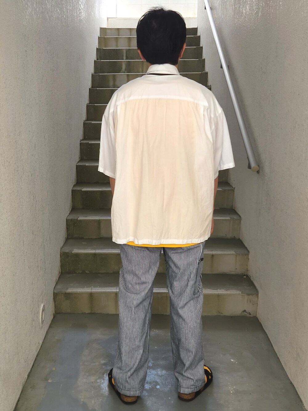 ブラック系のサンダル、ブルー系のその他パンツ、ホワイト系のシャツ/ブラウスを着用したメンズの夏コーディネートの2枚目の写真