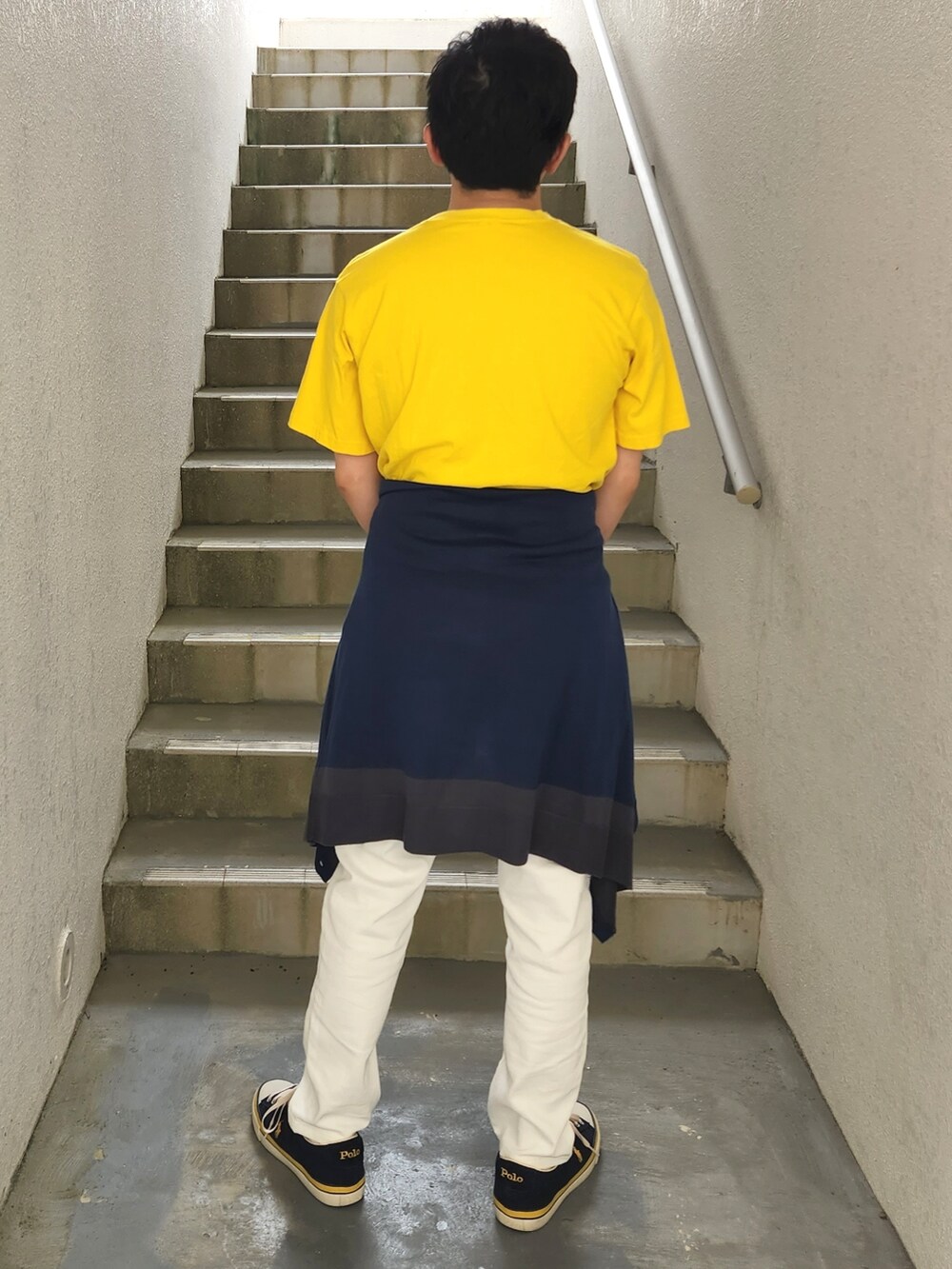 ブルー系のスニーカー、ホワイト系のデニムパンツ、ブルー系のカーディガン/ボレロを着用したメンズの秋コーディネートの2枚目の写真