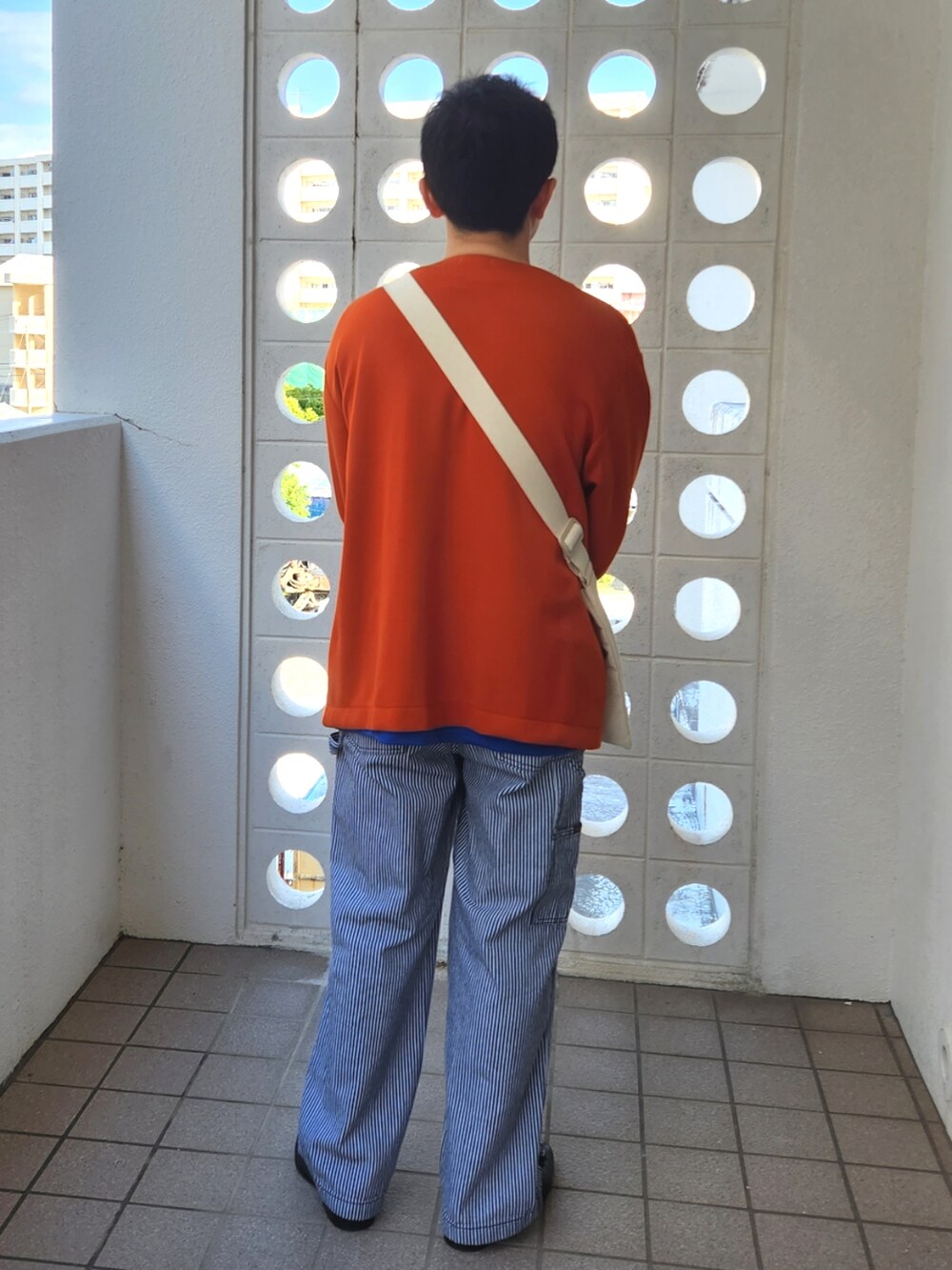 ブルー系のその他パンツ、ホワイト系のトートバッグ、ブラック系のローファーを着用したメンズの春コーディネートの2枚目の写真