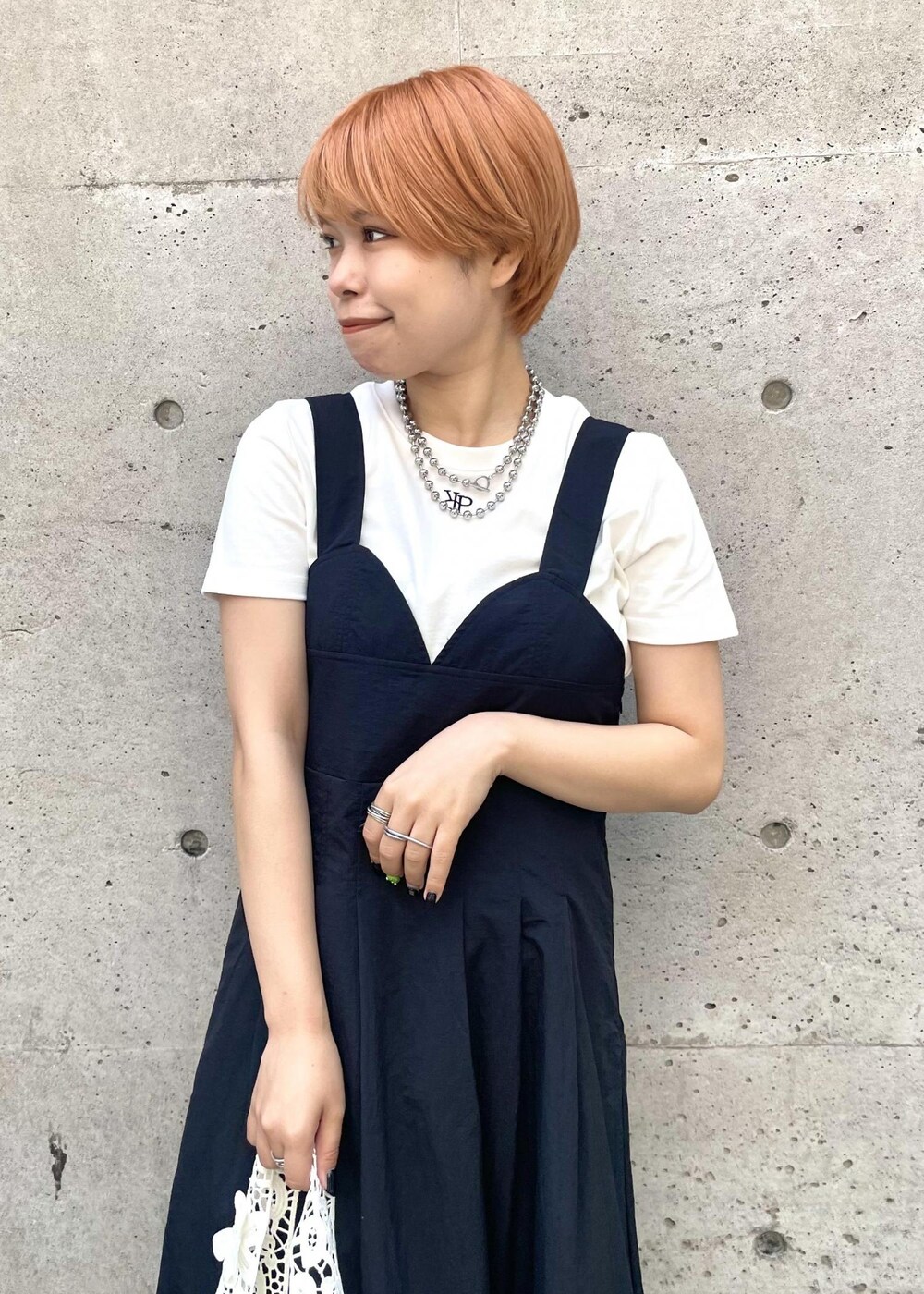 ブラック系のワンピース、ホワイト系のトートバッグ、ホワイト系のTシャツ/カットソーを着用したレディースの夏コーディネートの5枚目の写真