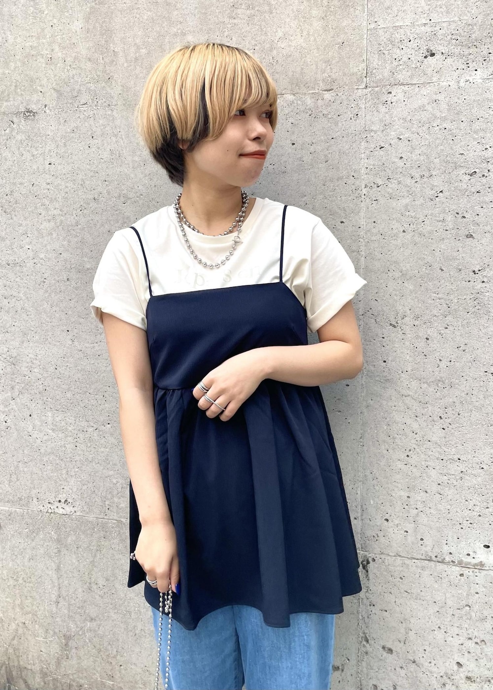 シルバー系のショルダーバッグ、ホワイト系のTシャツ/カットソー、ブルー系のキャミソールを着用したレディースの春コーディネートの4枚目の写真