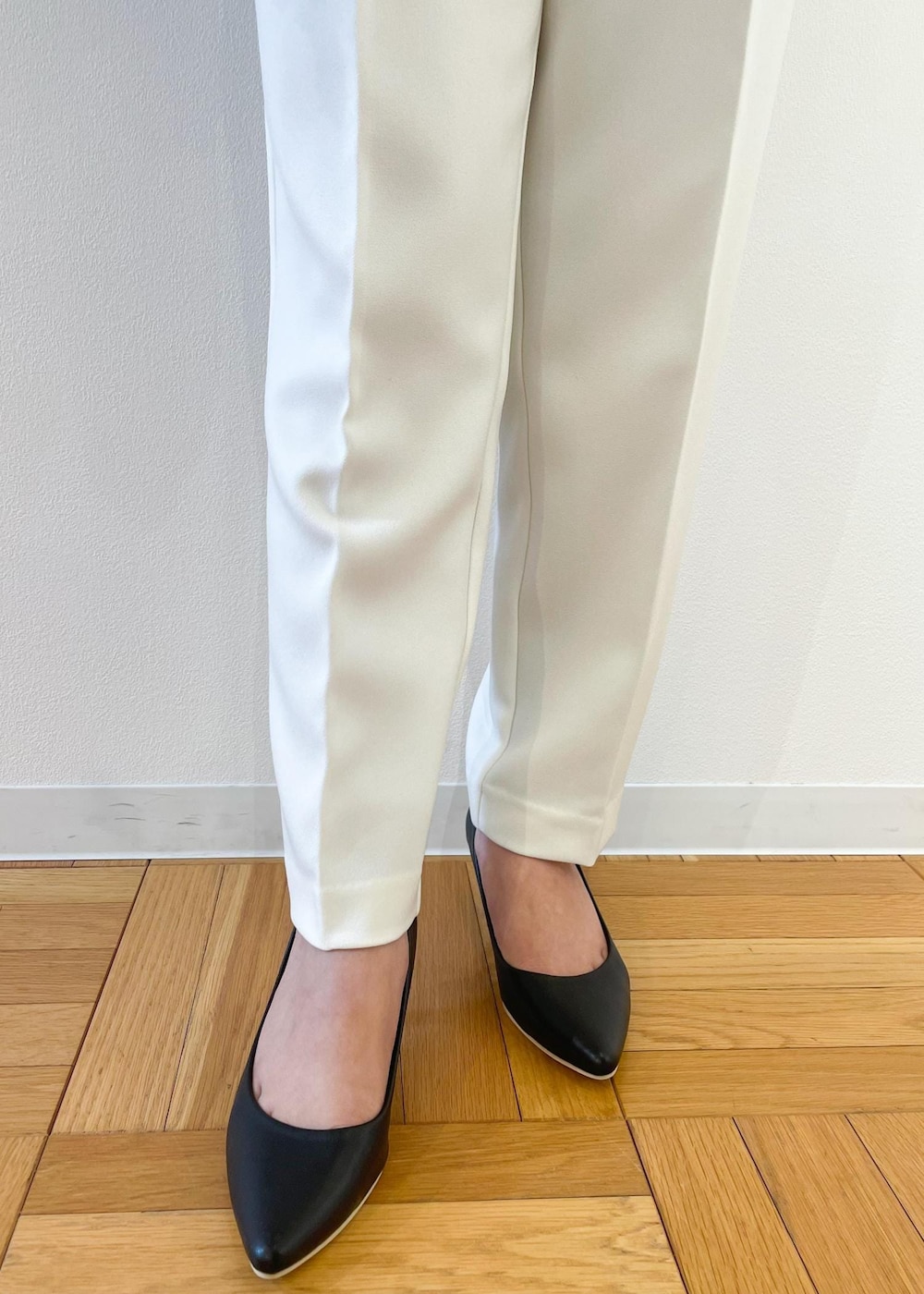 ホワイト系のカーディガン/ボレロ、ブラック系のパンプス、グレー系のシャツ/ブラウスを着用したレディースの冬コーディネートの6枚目の写真