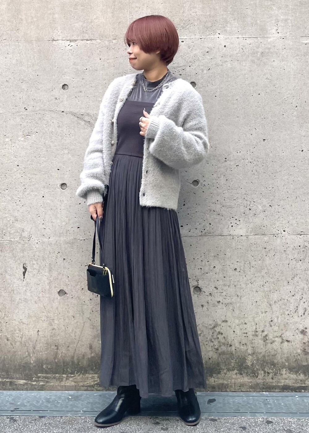 「GDM14160、GDE14130、GDK63560、GIA63050、GIX63380、カーディガン、ワンピース、プリーツワンピ、休日スタイル、お出かけコーデ、プチプラ、ショートブーツ、23W冬の新作、24W春の新作、低身長」｜「ROPE' PICNICの【CM着用商品】ソフトストレッチブーツ（ブーツ、ブラック系）」を使った、ponnuさん（レディース・154cm）の冬コーディネートの2枚目の写真