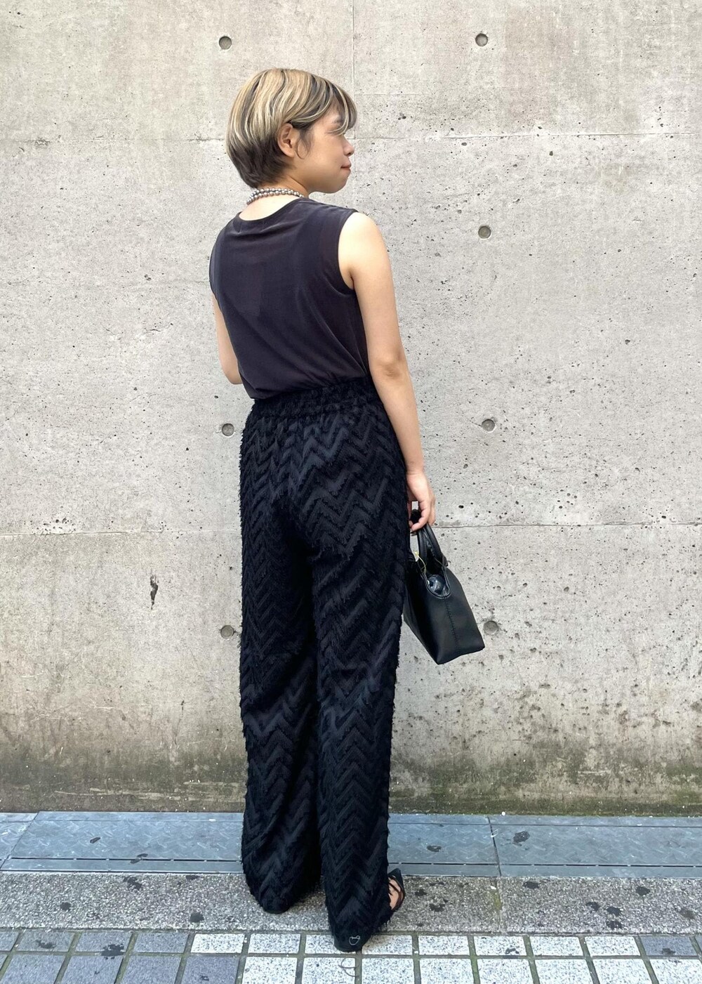 「骨格ストレート、ブラック、ハンドバッグ、トートバッグ、レザー、ミニ、レザーバッグ、スクエア、スクエアバッグ、ジップ、サークルハンドル、ワンハンドル、ネイビー、ワイド、クルーネック」｜「ROPE' PICNICのギャザーハンドルミニショルダーバッグ（ショルダーバッグ、ブラック系）」を使った、ponnuさん（レディース・154cm）の夏コーディネートの3枚目の写真