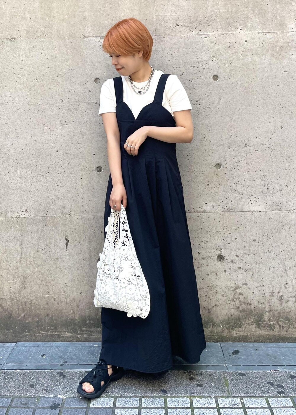 ブラック系のワンピース、ホワイト系のトートバッグ、ホワイト系のTシャツ/カットソーを着用したレディースの夏コーディネートの2枚目の写真