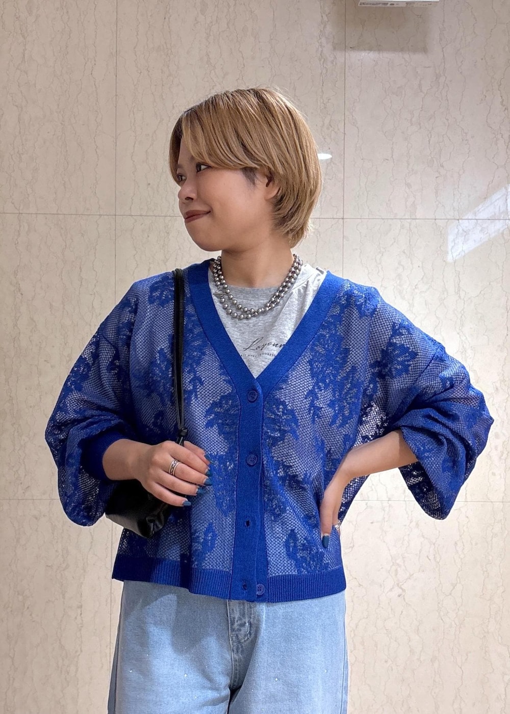 「初夏コーデ、夏コーデ、お出かけコーデ、旅行コーデ、推し活コーデ、女子会コーデ、大人カジュアル、レイヤード、パンツスタイル、体型カバー、カジュアルコーデ、ヘルシーコーデ、ROPÉ PICNIC、ストレート、イエベ秋」｜「ROPE' PICNICのキラキラビジューデニム（デニムパンツ、ブルー系）」を使った、ponnuさん（レディース・154cm）の夏コーディネートの5枚目の写真