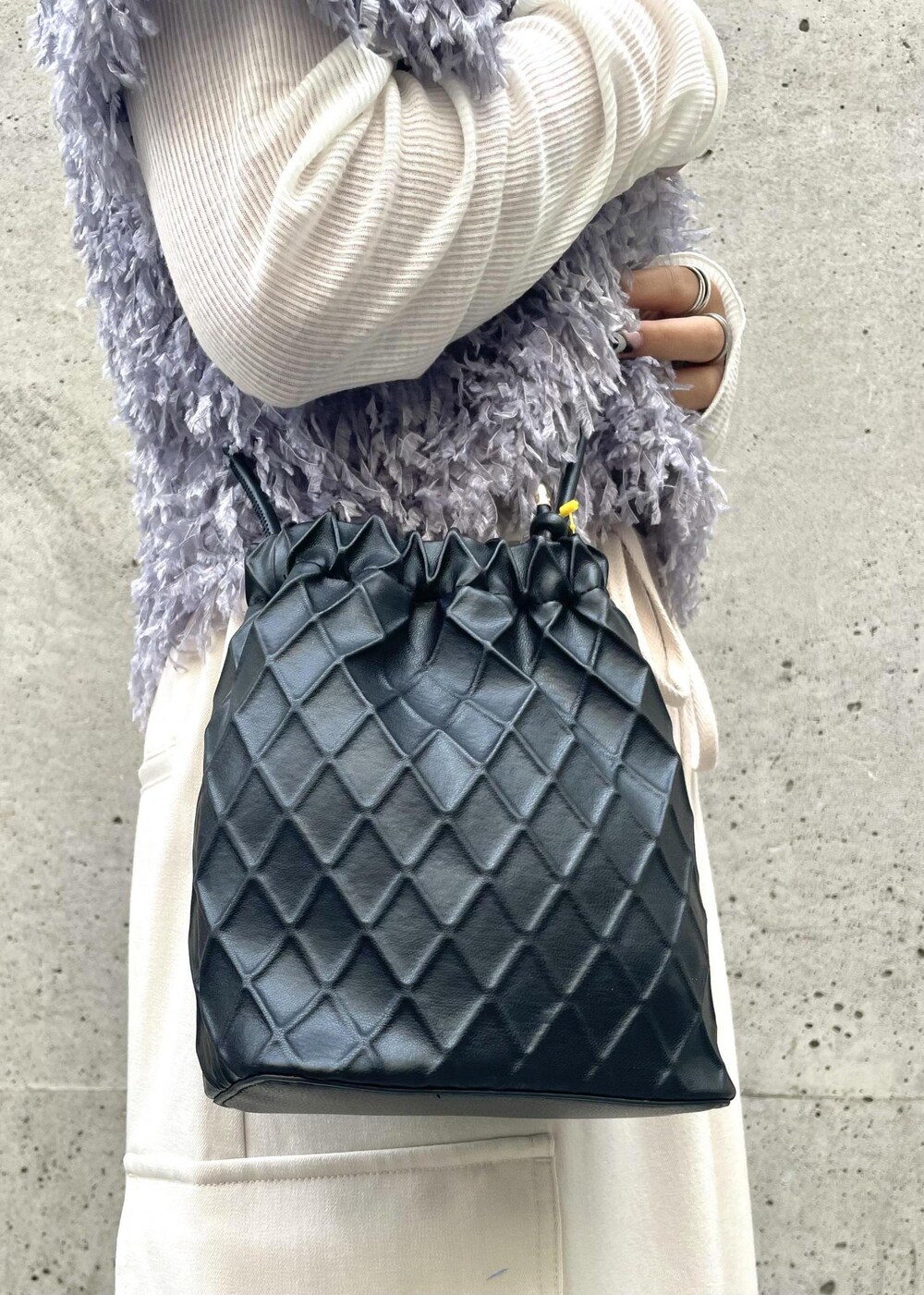 ホワイト系のTシャツ/カットソー、ベージュ系のスカート、ブラック系のスニーカーを着用したレディースの冬コーディネートの6枚目の写真