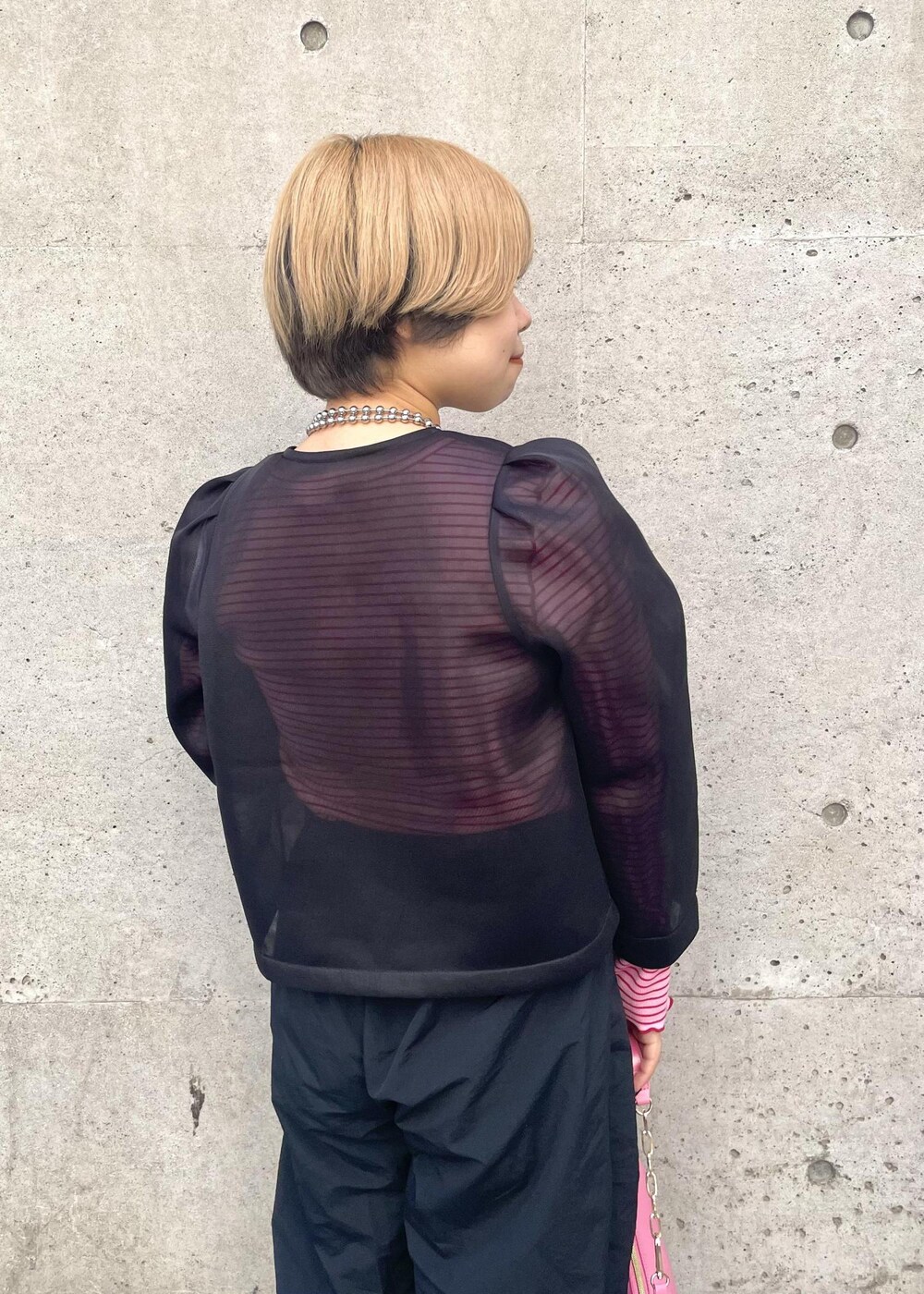 ブラック系のスニーカー、ブラック系のカーディガン/ボレロ、ピンク系のカーディガン/ボレロを着用したレディースの春コーディネートの5枚目の写真