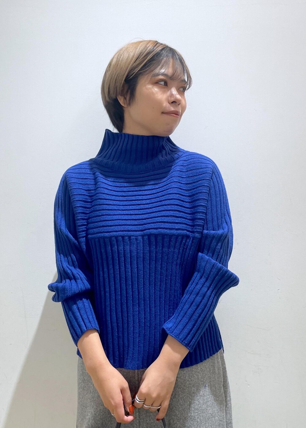 「ブルー、カラーニット、カラーニットコーデ、初秋コーデ、秋コーデ、初冬コーデ、お出かけコーデ、母の日ギフト、スカートスタイル、体型カバー、シンプルコーデ、きれいめコーデ、ベーシック、ROPÉ PICNIC、ストレート」｜「ROPE' PICNICの軽量レクタンスカラップミドルトート＆ショルダーバッグ（トートバッグ、ブラック系）」を使った、ponnuさん（レディース・154cm）の秋コーディネートの4枚目の写真