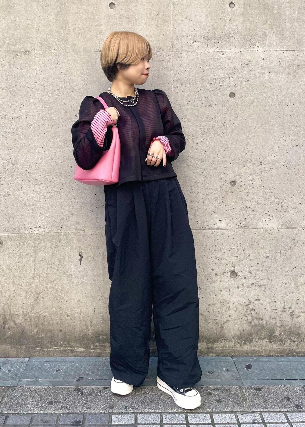 ブラック系のスニーカー、ブラック系のカーディガン/ボレロ、ピンク系のカーディガン/ボレロを着用したレディースの春コーディネートの2枚目の写真