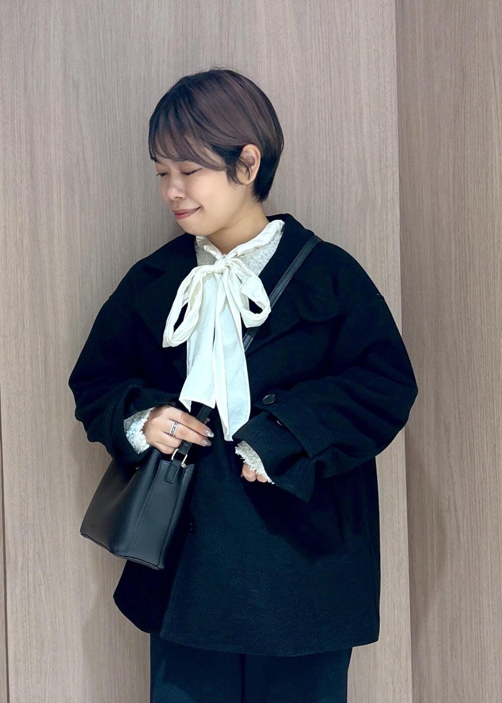「デートコーデ、お出かけコーデ、クリスマスコーデ、女子会コーデ、大人カジュアル、モノトーンコーデ、きれいめコーデ、ベーシック、ROPÉ PICNIC、ストレート、イエベ秋、乾燥、低身長、ジャケット/アウター、ステンカラーコート」｜「ROPE' PICNICのジャージメルトンスタンドカラーミディ丈コート（ステンカラーコート、ブラック系）」を使った、ponnuさん（レディース・154cm）の冬コーディネートの5枚目の写真