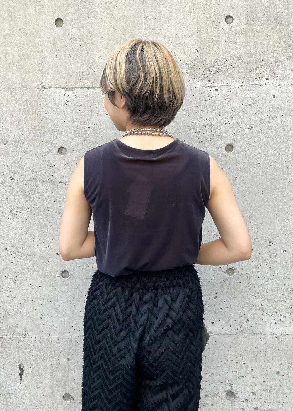 「骨格ストレート、ブラック、ハンドバッグ、トートバッグ、レザー、ミニ、レザーバッグ、スクエア、スクエアバッグ、ジップ、サークルハンドル、ワンハンドル、ネイビー、ワイド、クルーネック」｜「ROPE' PICNICのギャザーハンドルミニショルダーバッグ（ショルダーバッグ、ブラック系）」を使った、ponnuさん（レディース・154cm）の夏コーディネートの5枚目の写真