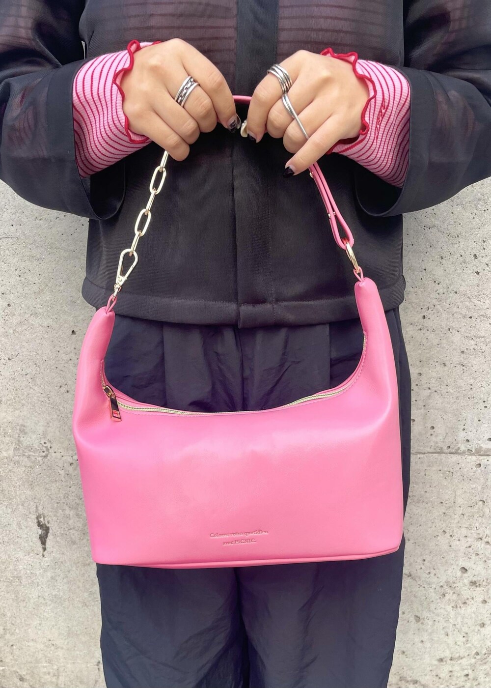 ブラック系のスニーカー、ブラック系のカーディガン/ボレロ、ピンク系のカーディガン/ボレロを着用したレディースの春コーディネートの6枚目の写真