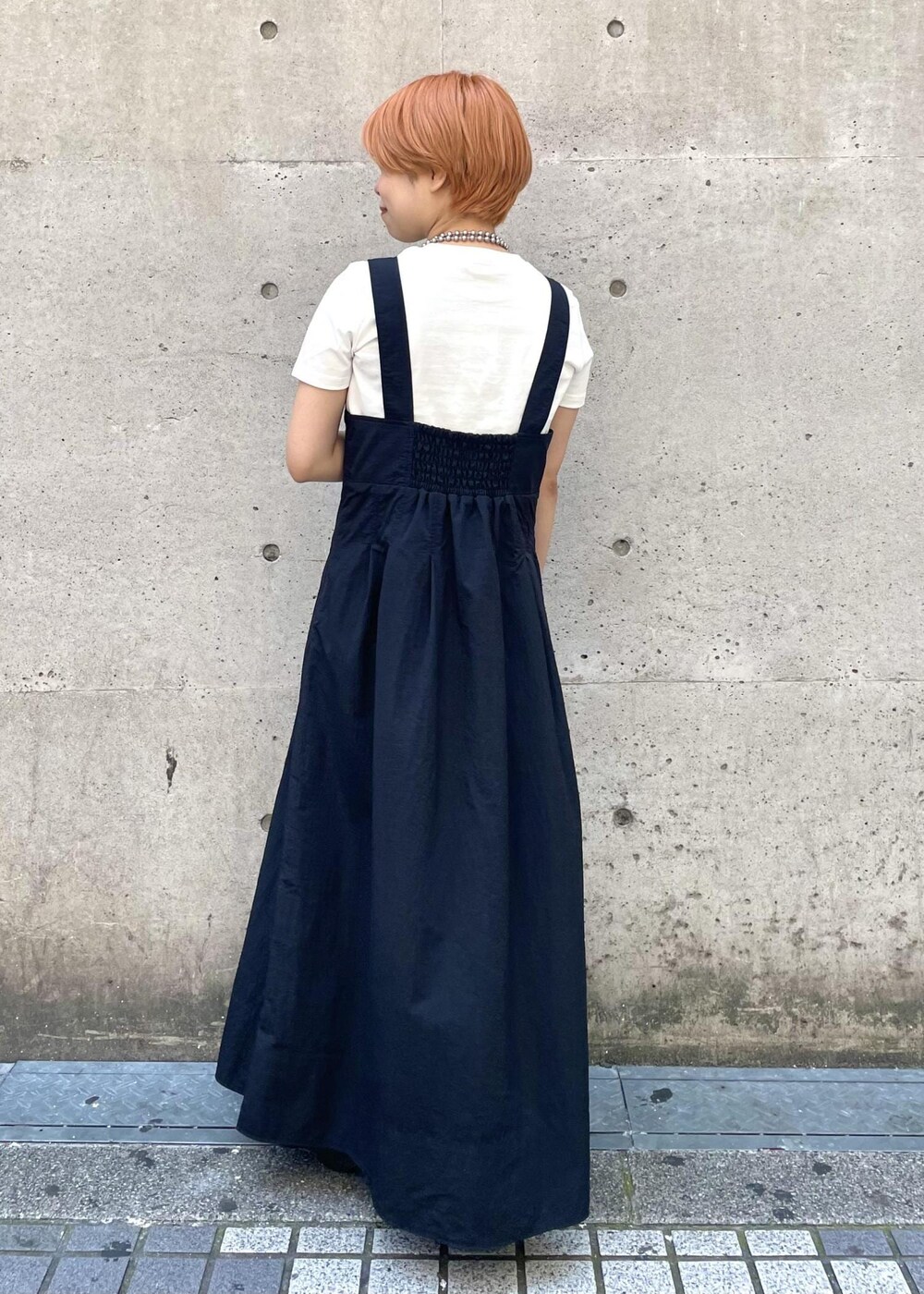 ブラック系のワンピース、ホワイト系のトートバッグ、ホワイト系のTシャツ/カットソーを着用したレディースの夏コーディネートの3枚目の写真