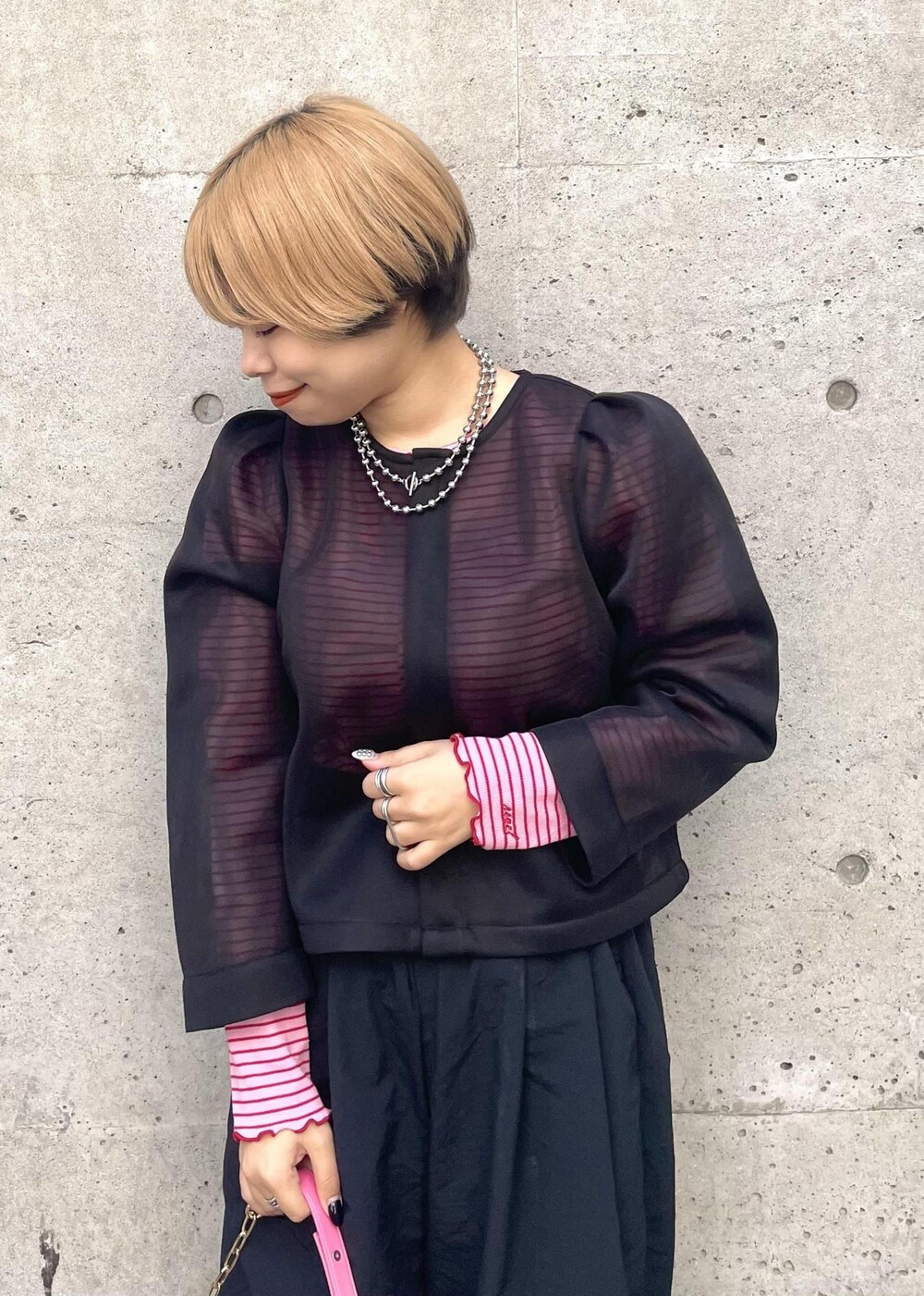ブラック系のスニーカー、ブラック系のカーディガン/ボレロ、ピンク系のカーディガン/ボレロを着用したレディースの春コーディネートの4枚目の写真